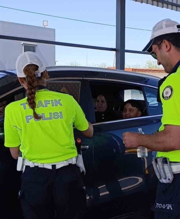 Tekirdağ’da bayram trafiğine sıkı denetim: Trafik ekiplerinden çikolata ve kolonya ikramı