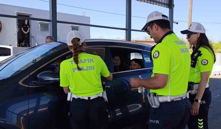 Tekirdağ’da bayram trafiğine sıkı denetim: Trafik ekiplerinden çikolata ve kolonya ikramı