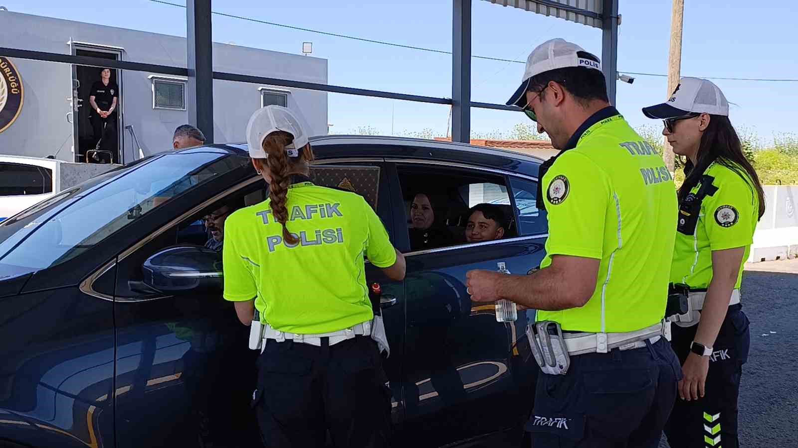 Tekirdağ’da bayram trafiğine sıkı denetim: Trafik ekiplerinden çikolata ve kolonya ikramı