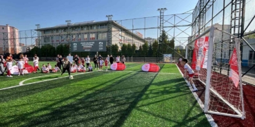 Anneler Günü’nde çocuklarına penaltı attılar