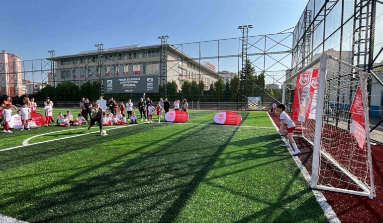 Anneler Günü’nde çocuklarına penaltı attılar