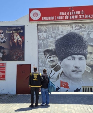 Bandırma’da 60 yıl hapis cezasıyla aranan şahıs kıskıvrak yakalandı