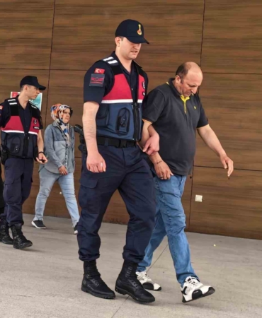 Kredi kartı çalıp harcama yapan şüpheliler yakalandı