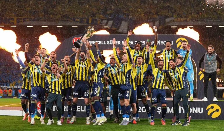 Fenerbahçe’nin şampiyonluk hasreti 12 yıla çıktı, sezonu 1 kupayla kapattı