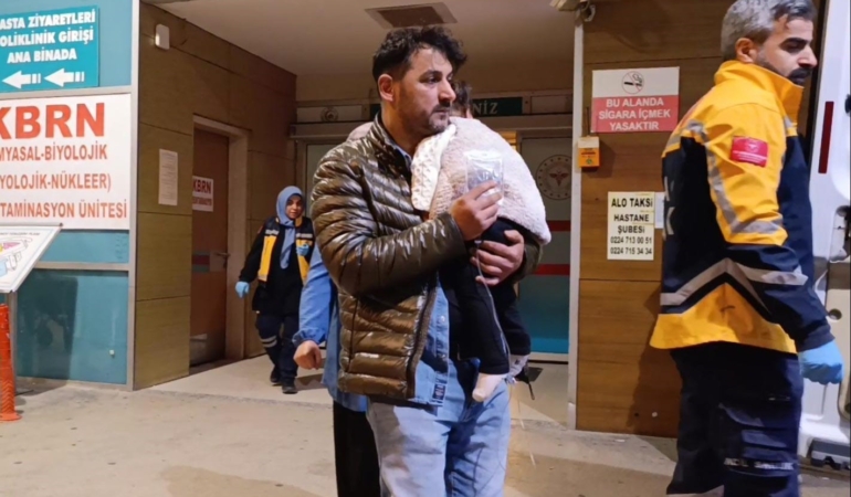 Merdivenlerden yuvarlanan 1 yaşındaki bebek yaralandı