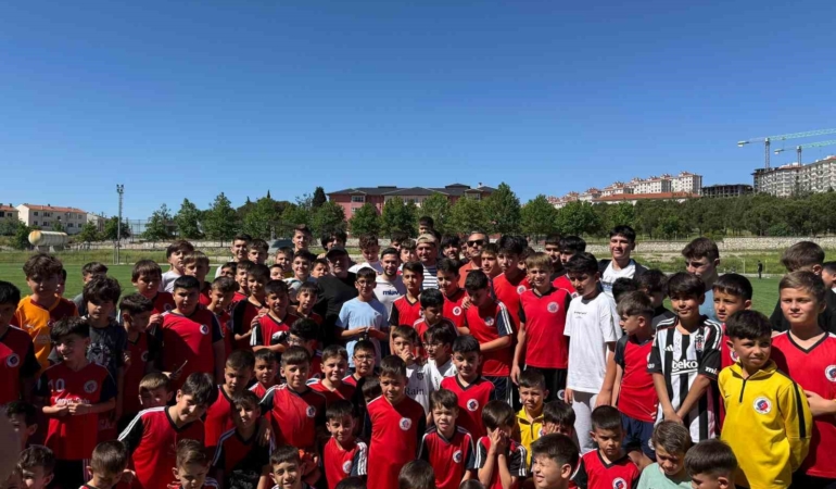 Cengiz Ünder, memleketi Balıkesir’de genç sporcularla buluştu