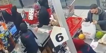 "Bir bakar mısın" diyerek çağırıp kafa attı: O anlar kameraya yansıdı
