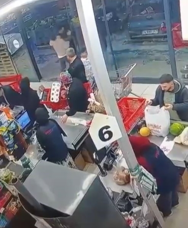 "Bir bakar mısın" diyerek çağırıp kafa attı: O anlar kameraya yansıdı