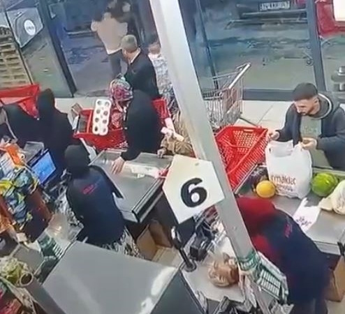 “Bir bakar mısın” diyerek çağırıp kafa attı: O anlar kameraya yansıdı