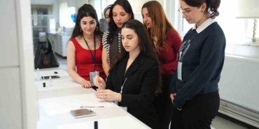 Geleceğin diş hekimleri ve eczacıları sektörün nabzını tuttu