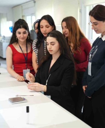 Geleceğin diş hekimleri ve eczacıları sektörün nabzını tuttu