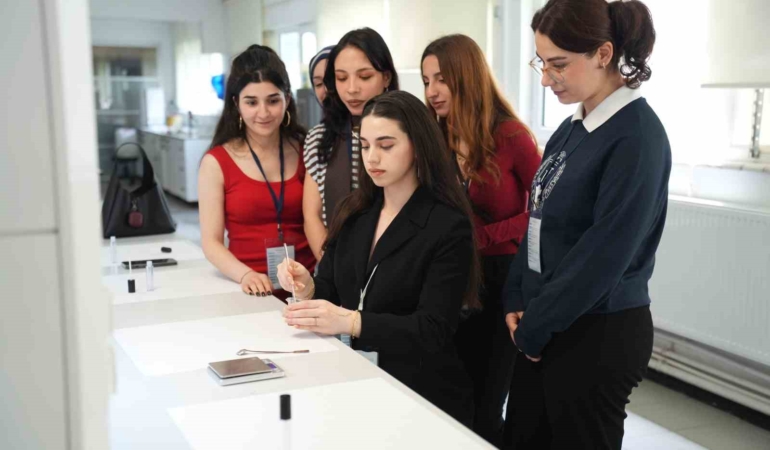 Geleceğin diş hekimleri ve eczacıları sektörün nabzını tuttu