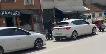 Yol verme kavgasında tansiyon yükseldi araya vatandaşlar girdi