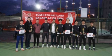 Gençlik turnuvalarında dereceye girenler ödüllerini aldı