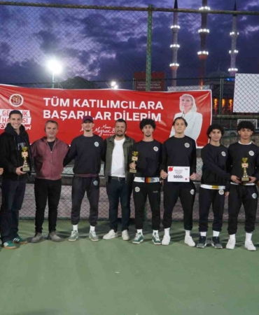 Gençlik turnuvalarında dereceye girenler ödüllerini aldı