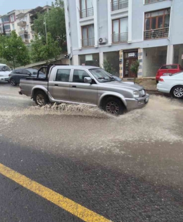 Süleymanpaşa’da şiddetli sağanak: Yollar dereye döndü
