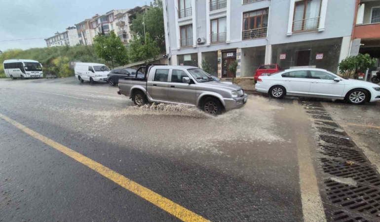 Süleymanpaşa’da şiddetli sağanak: Yollar dereye döndü