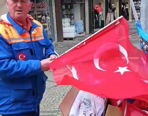 Edirne’de 1 Mayıs sonrası Türk bayraklarının çöpe atılmasına tepki