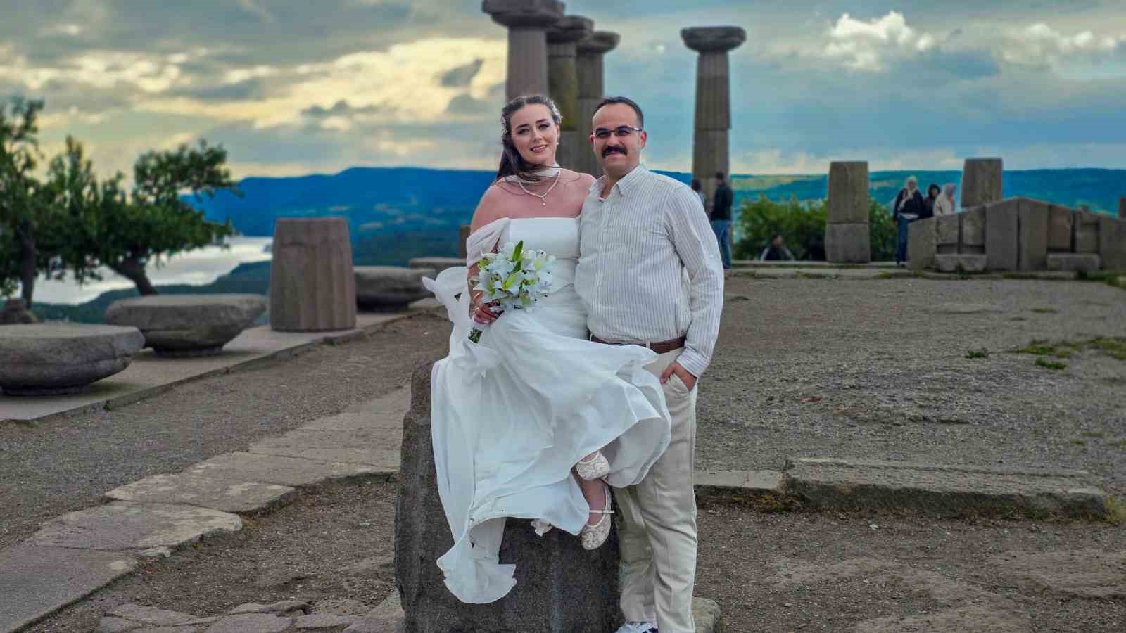 Antik kent, düğün fotoğrafı çektirmek isteyen çifte doğal fotoğraf stüdyosu oldu