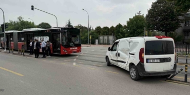 Yasak dönüş kazayı getirdi, metrobüsle hafif ticari araç çarpıştı: 13 yaralı