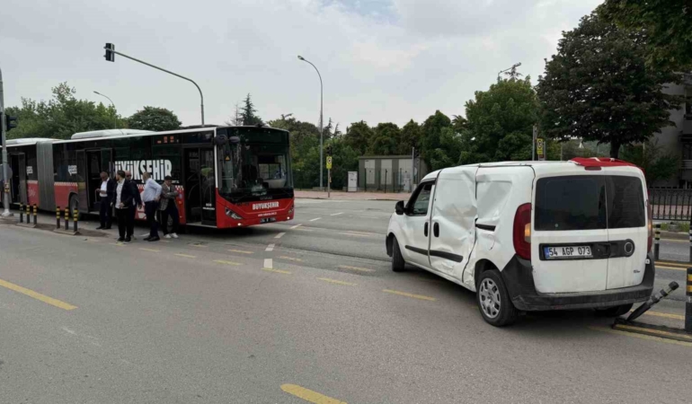 Yasak dönüş kazayı getirdi, metrobüsle hafif ticari araç çarpıştı: 13 yaralı