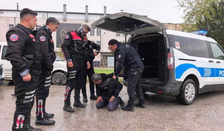 Ehliyetsiz sürücü zorluk çıkarınca biber gazı yedi