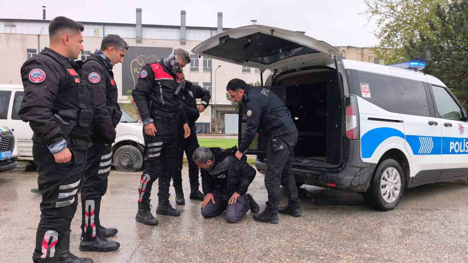 Ehliyetsiz sürücü zorluk çıkarınca biber gazı yedi