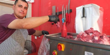 Burhaniye’de kasapların kıyma mesaisi devam ediyor