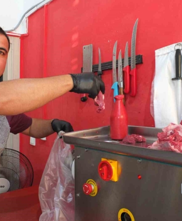Burhaniye’de kasapların kıyma mesaisi devam ediyor