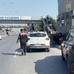 Avcılar’da otomobilin çarptığı motosikletli bariyerlere sıkıştı