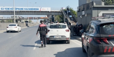 Avcılar’da otomobilin çarptığı motosikletli bariyerlere sıkıştı