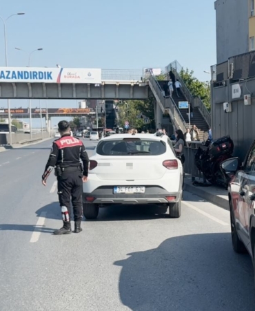 Avcılar’da otomobilin çarptığı motosikletli bariyerlere sıkıştı