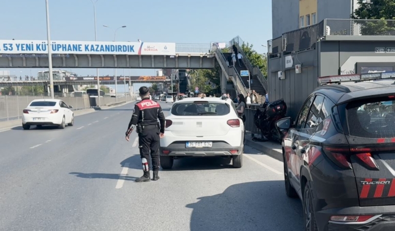 Avcılar’da otomobilin çarptığı motosikletli bariyerlere sıkıştı