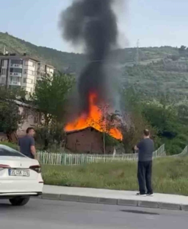 Kocaeli’de tek katlı ev alevlere teslim oldu