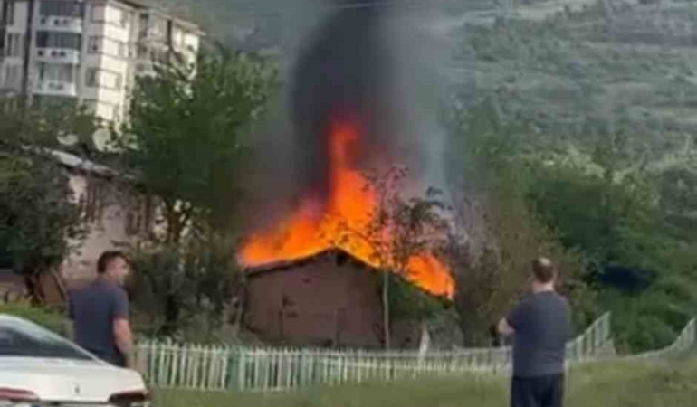 Kocaeli’de tek katlı ev alevlere teslim oldu