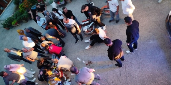 Öndeki aracı sollamak isteyen motosikletli istinat duvarından yere çakıldı: 2 yaralı