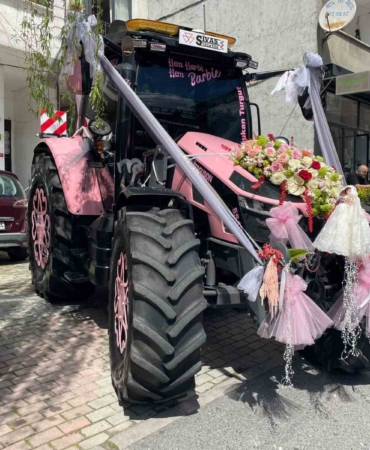 Sivas’tan İstanbul’a getirdiği pembe traktörle gelin almaya gitti