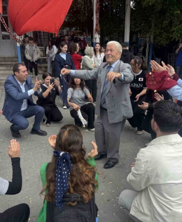Öğrenciler balık yeme yarışması yaptı, birinci 4 çipura kazandı
