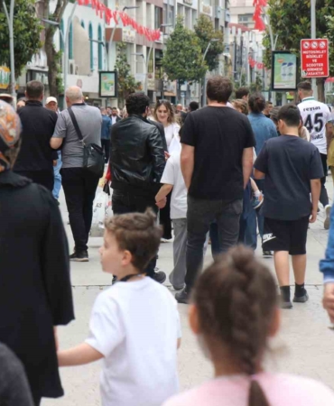 Sakarya’da bayram alışverişi telaşı: "Kedi yavrusu gibi sağa sola dağıldık"