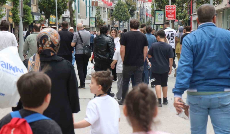 Sakarya’da bayram alışverişi telaşı: “Kedi yavrusu gibi sağa sola dağıldık”