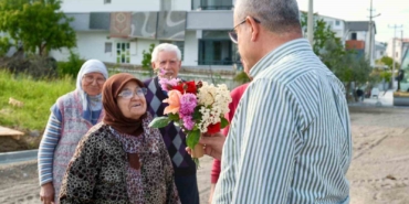 Vatandaşlar Başkan Elbi’yi, çiçeklerle karşıladı