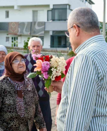 Vatandaşlar Başkan Elbi’yi, çiçeklerle karşıladı