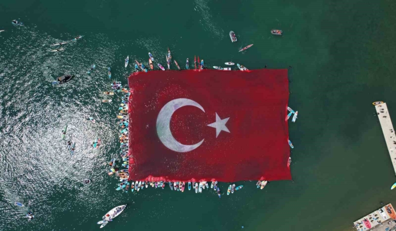 Sapanca Gölü’nde tüyleri diken diken eden görsel şölen