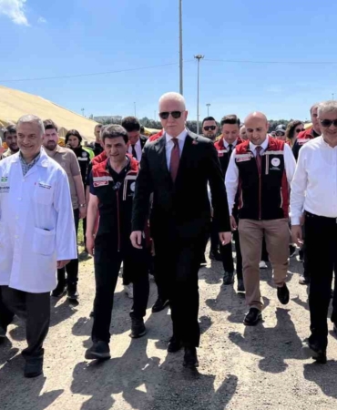 İstanbul Valisi Gül Bahçelievler Belediyesi Kurban Alanı’nda esnafla sohbet etti