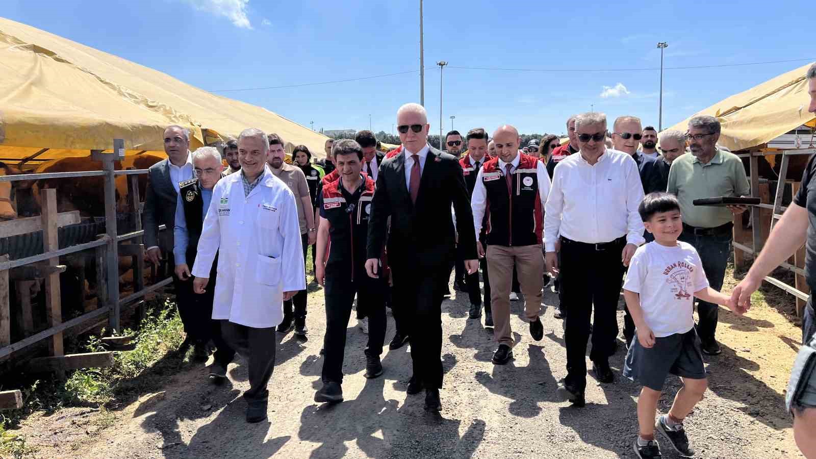 İstanbul Valisi Gül Bahçelievler Belediyesi Kurban Alanı’nda esnafla sohbet etti
