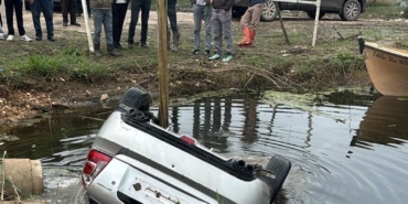 Bursa’da otomobil göle uçtu