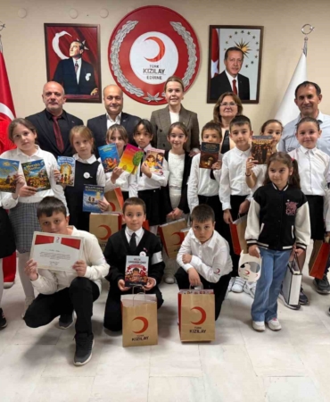 Edirneli minik yazarlardan Filistinli çocuklara 54 bin 345 TL destek