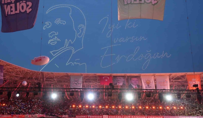 Kocaeli semalarında dronlarla “AK Parti” ve “Cumhurbaşkanı Erdoğan” koreografisi