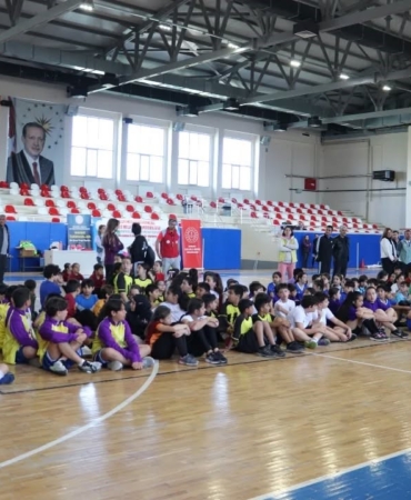 Edremit’te 8 bin öğrenci geleneksel oyunlar için sahaya indi
