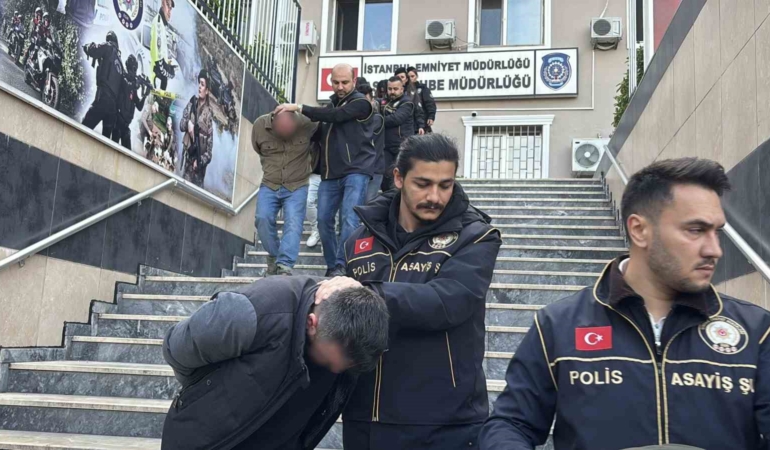 İstanbul merkezli 3 ilde düzenlenen "change oto’’ operasyonunda gözaltına alınan 16 şüpheli adliyeye sevk edildi